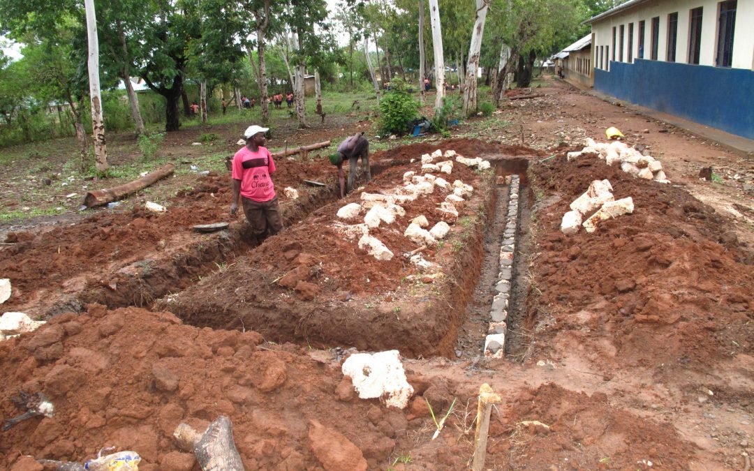 Vier Wassertanks für die Mamba Primary School