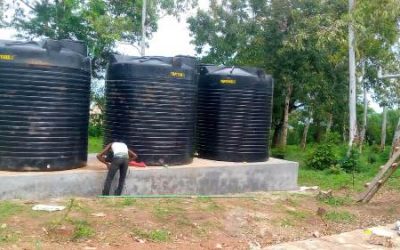 Vier Wassertanks für die Mamba Primary School werden in Betrieb genommen.