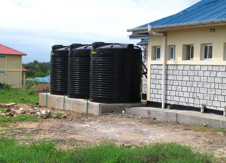Tanks für 60.000 Liter Wasser für die Frauenstation in Lunga Lunga.
