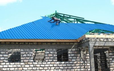Das Dach für die Frauenstation ist fast fertig.