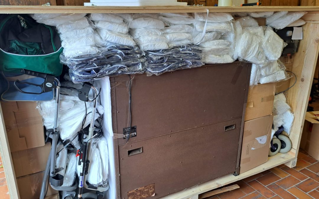 Eine große Kiste geht auf Reisen