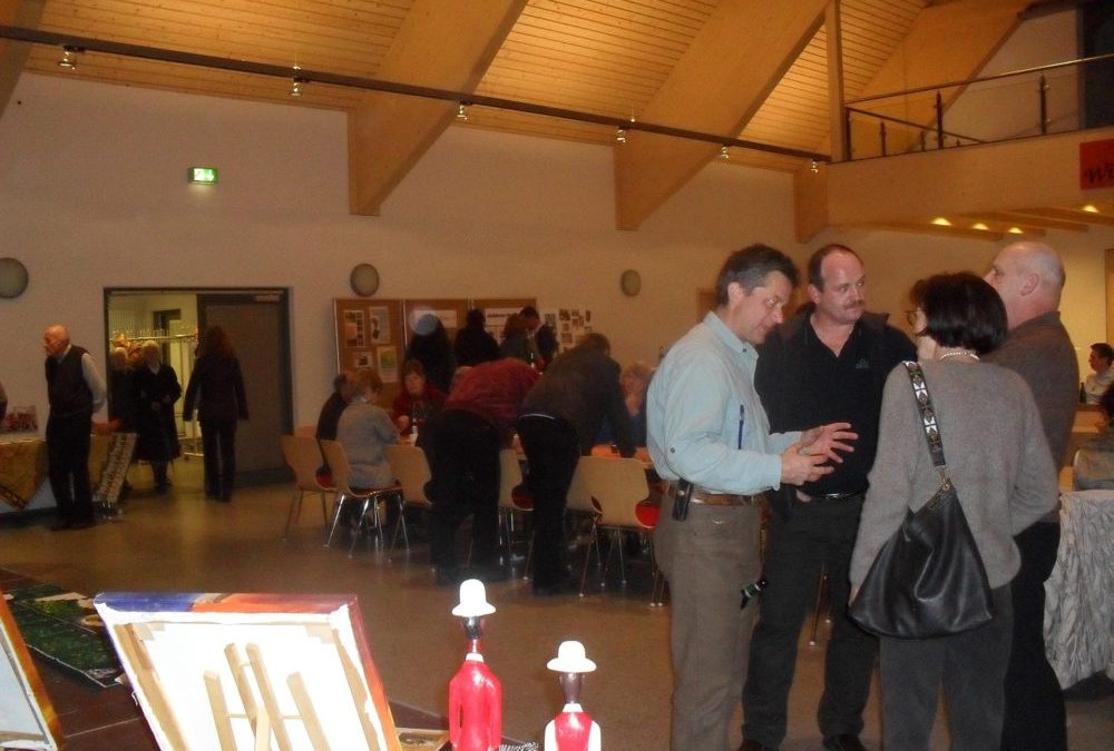 Besucher beim Informationsnachmittag im Dorfgemeinschaftshaus Höchst