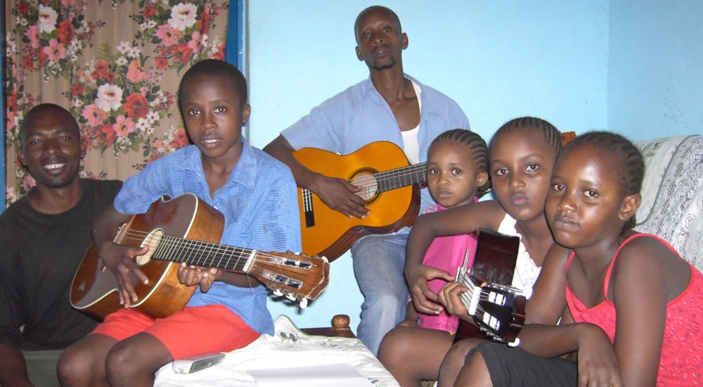 Kinder und Jugendliche musizieren mit Gitarren