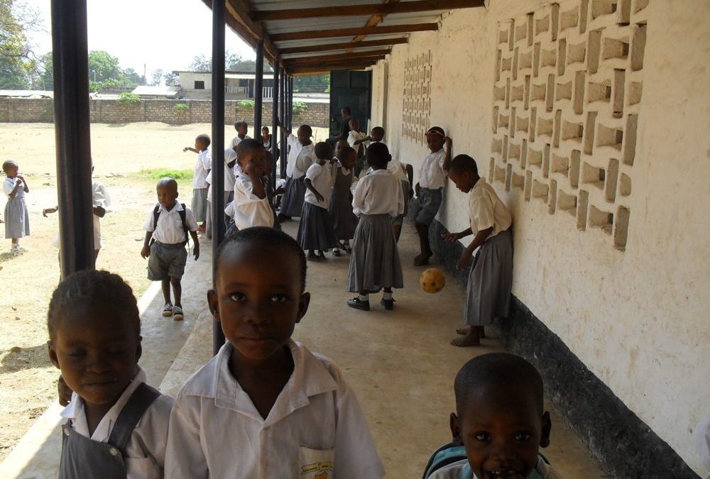 Kinder unter dem neuen Dachvorbau des Kindergartens der Mwakigwena-Schule