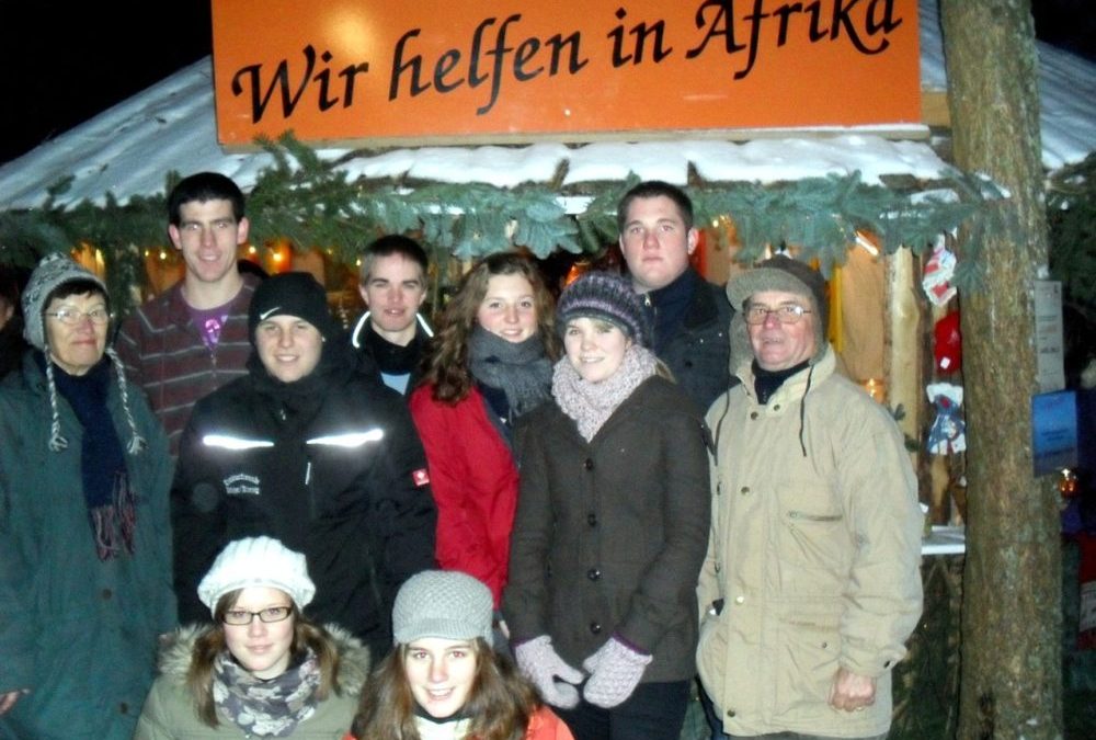Vereinsmitglieder am Stand „Wir helfen in Afrika“ auf dem Waldweihnachtsmarkt