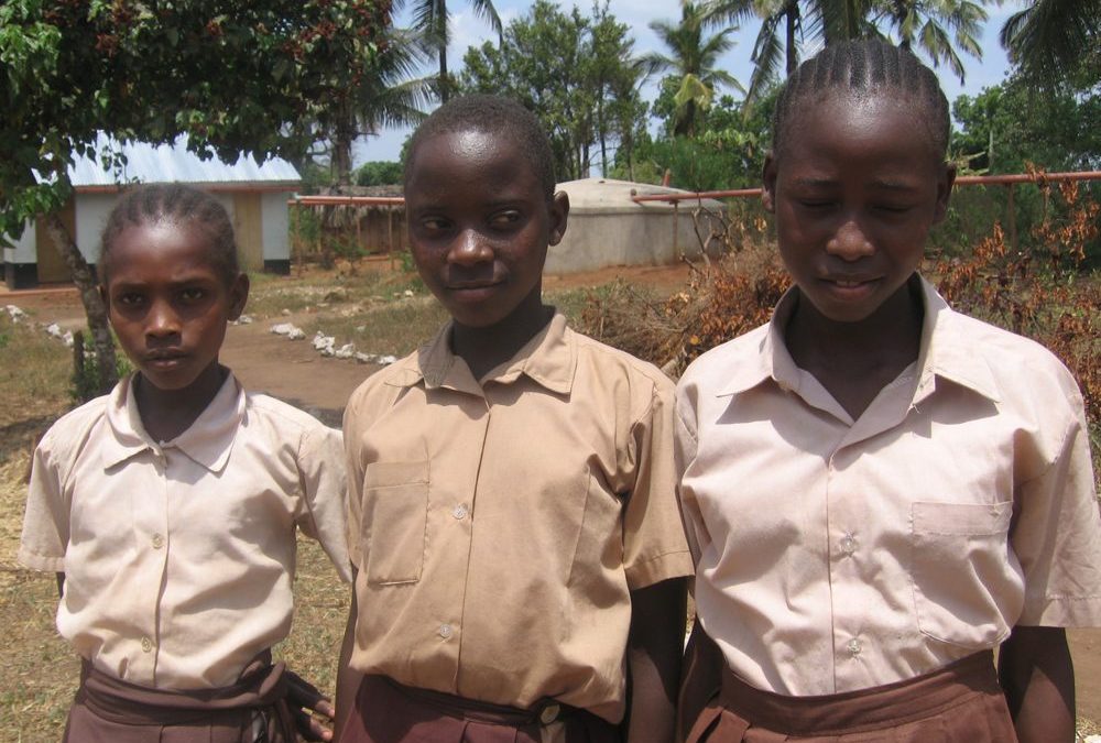 Drei Patenkinder in Schuluniform