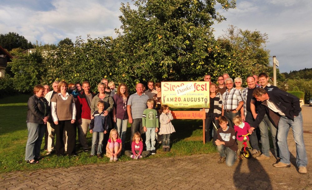 Gruppenfoto der Gäste und Helfer beim Straßenfest am Stempelberg in Höchst