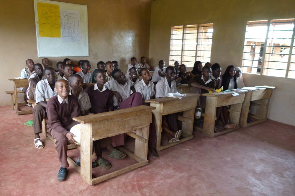Schülerinnen und Schüler im neuen Klassenraum der Renate School