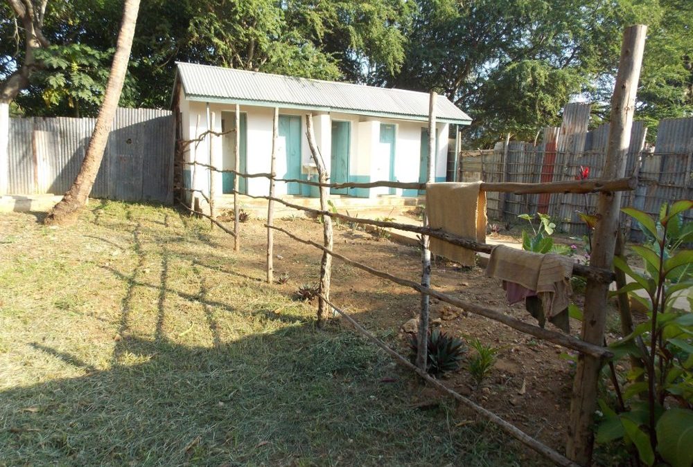 Schulgelände der Mwakigwena-Schule mit den Toilettenanlagen