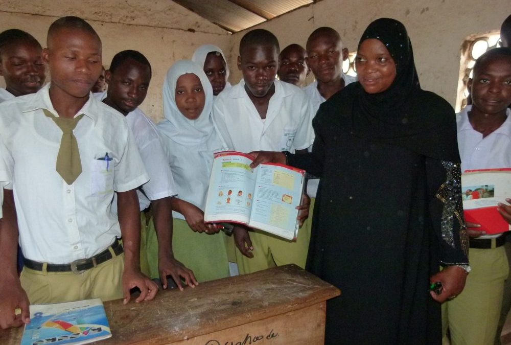 Schülerinnen und Schüler mit ihrem Lehrer im Deutschunterricht an der Secondary School in Ukunda