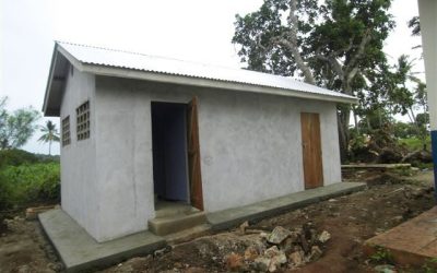 Neue Toilette an der alten Schule in Mamba