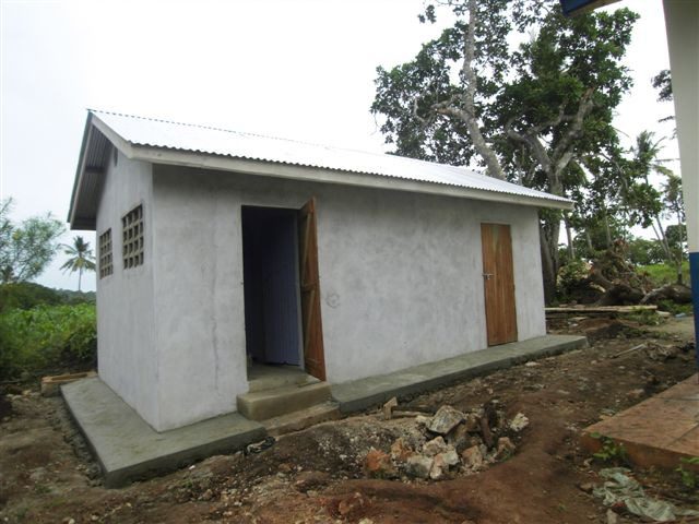 Neu gebaute Toilettenanlage an der alten Oasis Academy in Mamba